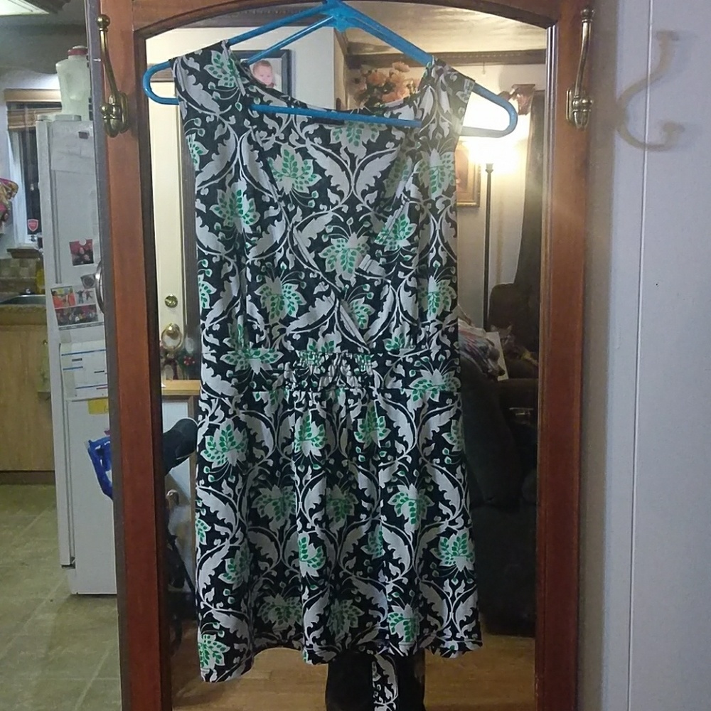 5/25 Julie 's closet patterned sleeveless blouse